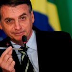 El presidente Bolsonaro durante la firma del decreto / Efe
