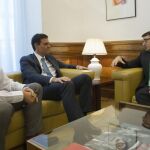 El líder del PSOE Pedro Sánchez, en una imagen de archivo junto al portavoz en el Congreso, Antonio Hernando, y el diputado del PNV Aitor Esteban