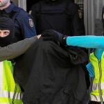 Agentes del Cuerpo Nacional de Policía conducen a uno de los detenidos en la operación en la que fue desarticulada una célula yihadista