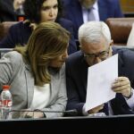 La presidenta de la Junta, Susana Díaz, y el vicepresidente y consejero de Presidencia, Manuel Jiménez Barrios, ayer, en el Parlamento de Andalucía
