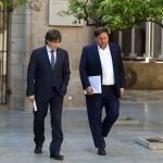 El presidente de la Generalitat, Carles Puigdemont (i) y el vicepresidente del Govern y conseller de Economía, Oriol Junqueras