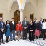 Los premiados junto al decano saliente José Joaquín Gallardo