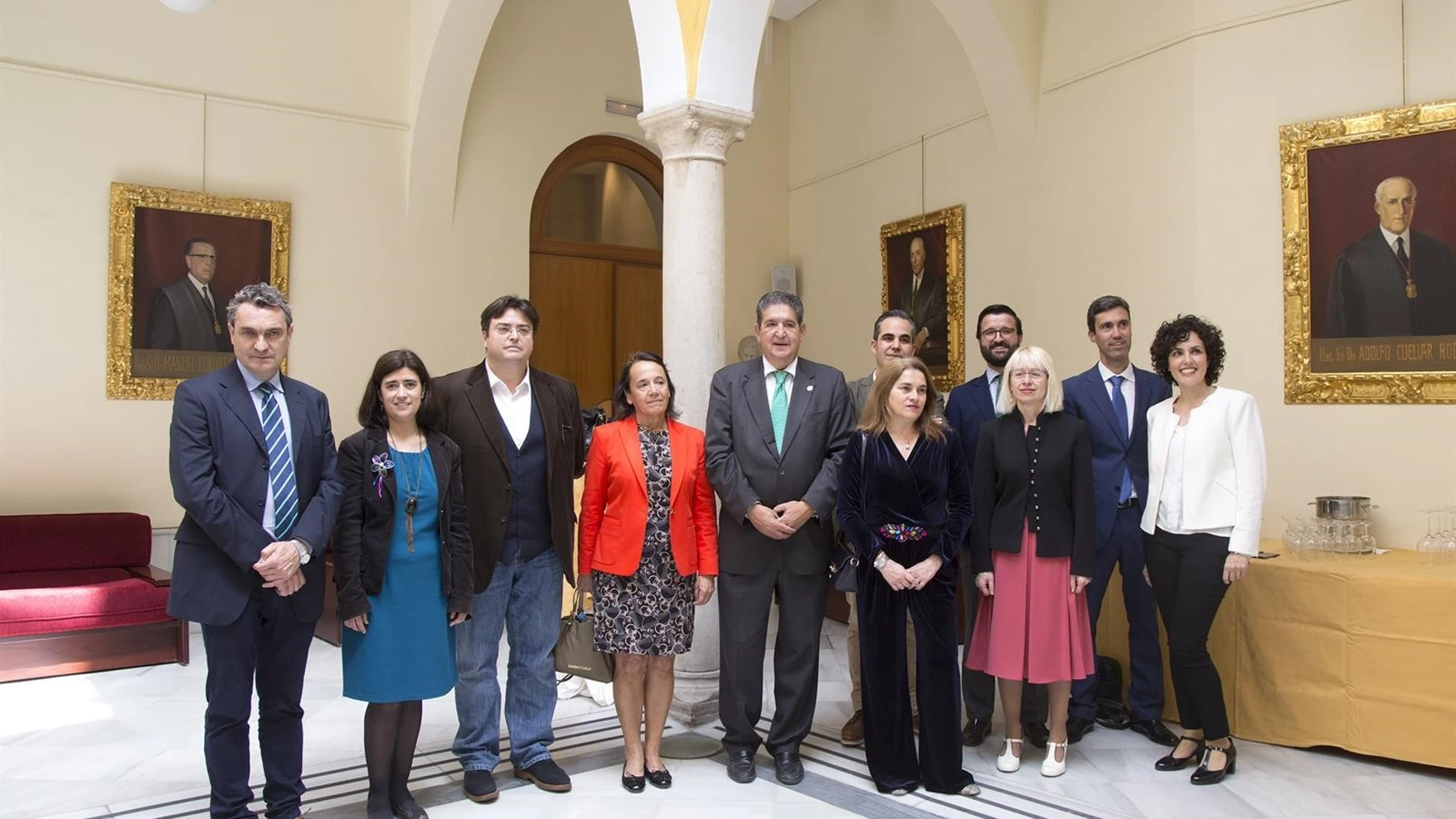 Los premiados junto al decano saliente José Joaquín Gallardo