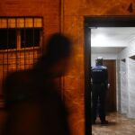 Un agente en la vivienda donde ha sido apuñalada la mujer
