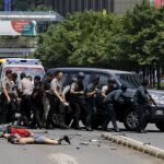 Tras el estallido se inició un intenso tiroteo seguido por más explosiones.