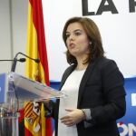 Los asistentes, con Sáenz de Santamaría en el centro, aplauden tras el minuto de silencio en recuerdo a las víctimas de los atentados de París.