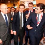 Los presidentes de las diputaciones de Valladolid y León, Jesús Julio Carnero y Juan Martínez Majo, junto al presidente del PP autonómico, Alfonso Fernández Mañueco, y el del PP nacional, Pablo Casado, conversan durante su visita a Fitur