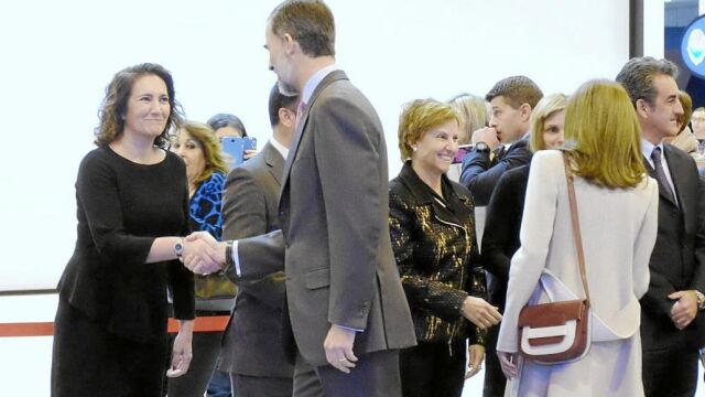 La consejera María Josefa García Cirac saluda a los Reyes en la apertura de la Feria de Turismo Fitur