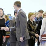 La consejera María Josefa García Cirac saluda a los Reyes en la apertura de la Feria de Turismo Fitur