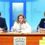 Milagros Carvajal, presidenta de Afacayle, atiende a los medios junto al los consejeros Sáez Aguado y Alicia García.