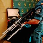 El Guardia Civil sostiene una herramienta con la que inhibir la señal de los drones