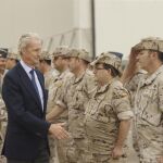 Morenés (2i), junto al jefe de Estado Mayor de la Defensa (Jemad), almirante general Fernando García Sánchez (i), durante su visita a las tropas españolas desplegadas en Sicilia, ayer