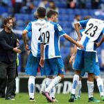 El entrenador del RCD Espanyol, Quique Sánchez Flores, saluda a sus jugadores al finalizar el partido contra el Eibar el pasado 22 de octubre