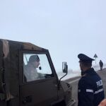Miembros de los equipos de rescate asisten al lugar donde se ha ocurrido el accidente de un helicóptero de emergencias en Lucoli, en la región de Los Abruzos (Italia)