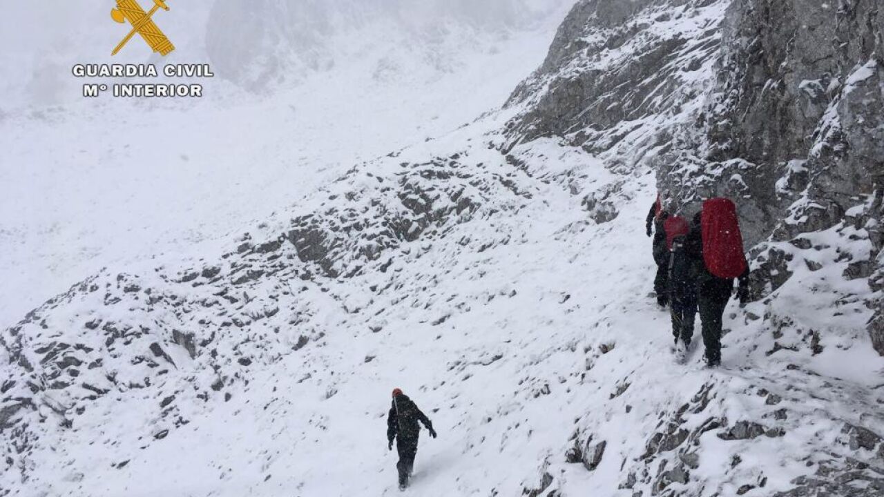 Rescatados dos senderistas bloqueados por la nieve y el hielo en el Pico de Dos Hermanas (Segovia)
