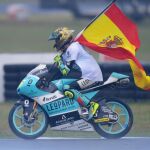 Joan Mir celebra la victoria y el campeonato en Australia con una bandera de España