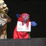Momento del montaje de «La Bruja y Don Cristóbal» en el que se muestra el cartel con el lema «Gora Alka-ETA»
