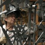 Bob Dylan, trabajando el hierro en su estudio en 2013
