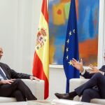 Pedro Sánchez, y el comisario europeo de Asuntos Económicos y Monetarios, Pierre Moscovici, durante su reunión hoy en La Moncloa. EFE/Emilio Naranjo