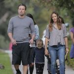 Ben Affleck y Jennifer Garner con su hijo Samuel.
