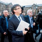 Carles Puigdemont, en Copenhague, junto a Lluis Escola, el mossos que le acompañó a Bélgica. EFE/Ricardo Ramirez