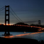 Fotografía del puente Golden Gate de San Francisco apagado durante una edición de la Hora del Planeta