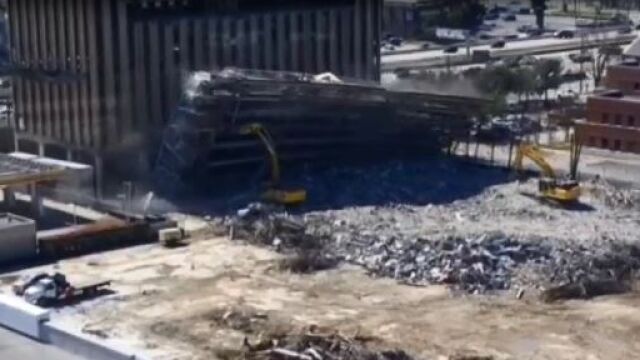 El edificio se derrumbó junto a una grúa