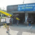 Además de material para remar, en el hangar que tienen que abandonar también están las máquinas con las que se ejercitan. Fotos: Alberto R. Roldán