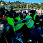 Los taxistas de Barcelona han abandonado el puerto tras saltarse un primer cordón de la Guardia Civl y ser contenidos después por varios furgones de este cuerpo. EFE/ Enric Fontcuberta