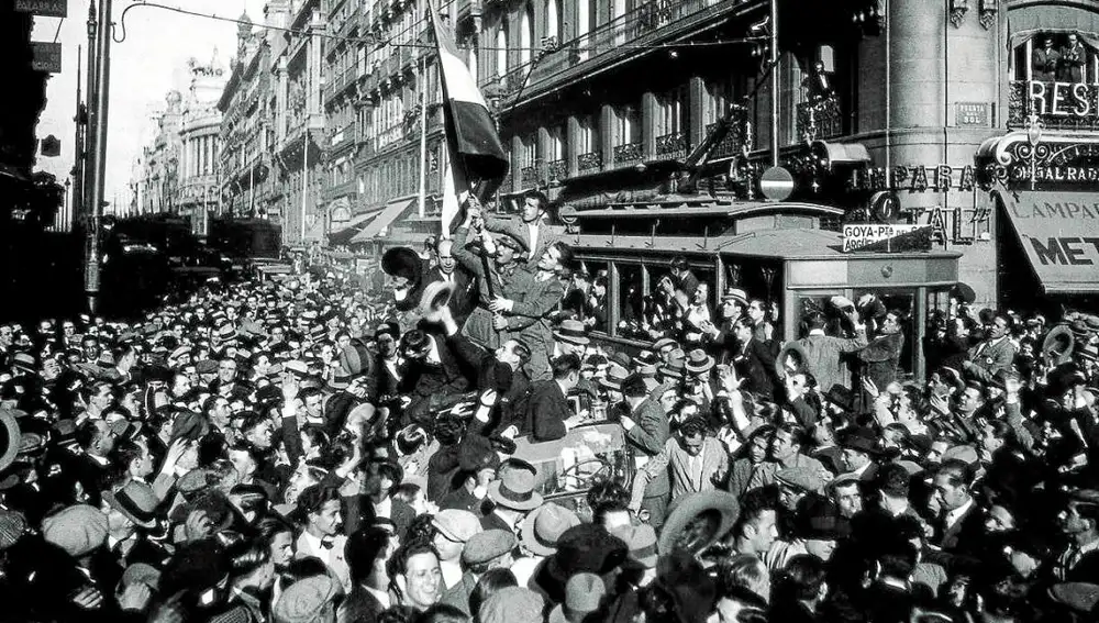 Una imagen de la proclamación de la Segunda República en abril de 1931. Los periodistas fueron imprescindibles cronistas de esos días para la historia