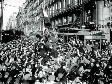 Una imagen de la proclamaci&oacute;n de la Segunda Rep&uacute;blica en abril de 1931. Los periodistas fueron imprescindibles cronistas de esos d&iacute;as para la historia