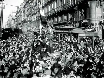 Una imagen de la proclamación de la Segunda República en abril de 1931. Los periodistas fueron imprescindibles cronistas de esos días para la historia Una imagen de la proclamación de la Segunda República en abril de 1931. Los periodistas fueron imprescindibles cronistas de esos días para la historia