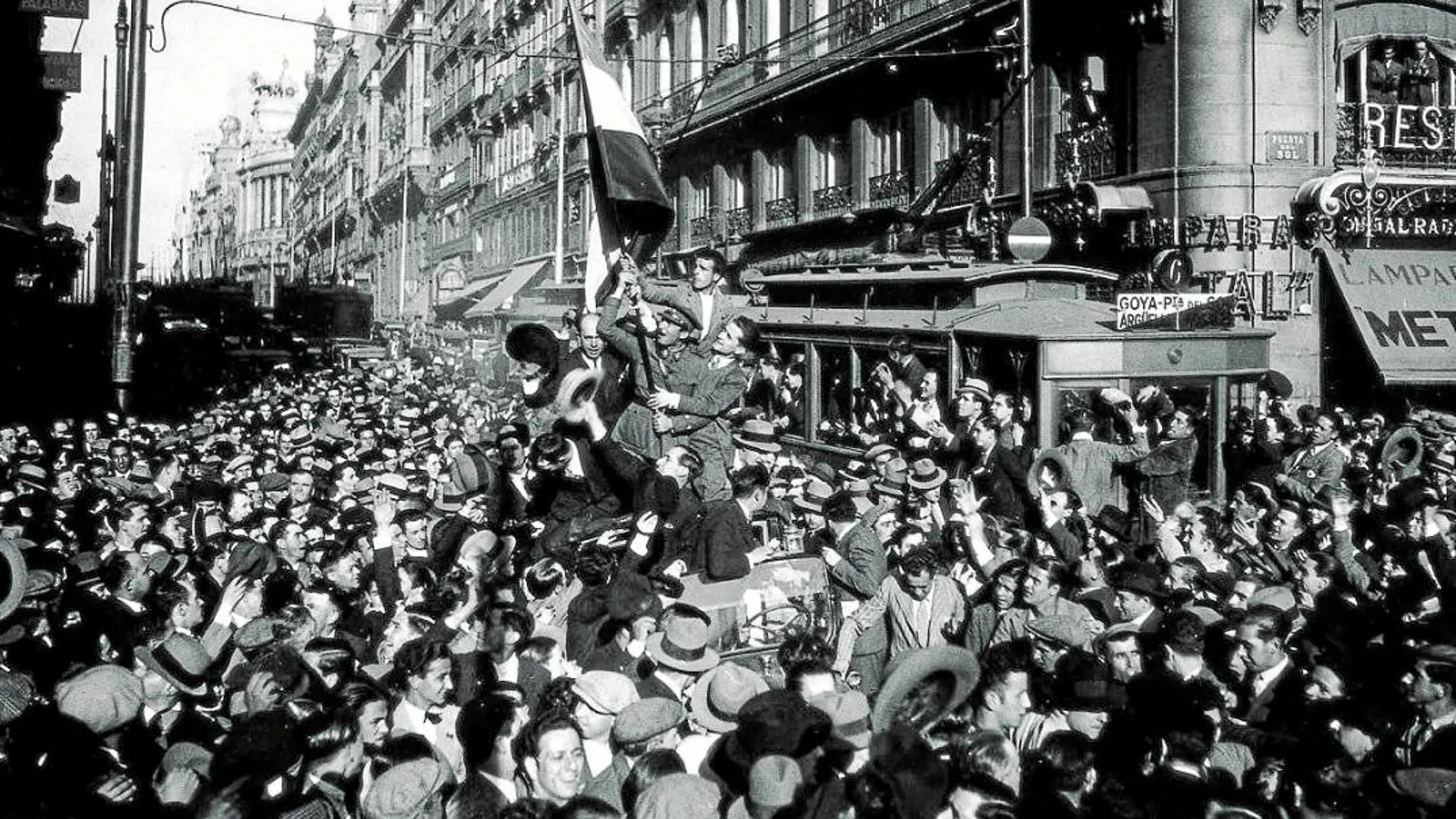 Una imagen de la proclamación de la Segunda República en abril de 1931. Los periodistas fueron imprescindibles cronistas de esos días para la historia