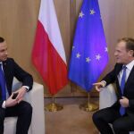El presidente del Consejo Europeo, Donald Tusk (d), conversa con el presidente de Polonia, Andrzej Duda