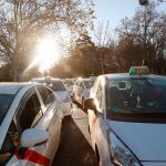 Caravana de taxis en los alrededores del cementerio de la Almudena el pasado 25 de enero cuando se cumplía el quinto día de huelga del sector en Madrid / EFE