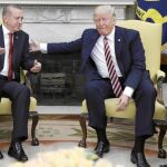 Donald Trump, durante su reunión con el presidente turco Recep Tayyip Erdogan, ayer en el Despacho Oval