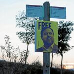 En la manifestación de ayer en la cárcel de Lledoners tras conocer el escrito de la Fiscalía se podían ver carteles pidiendo la libertad de los presos catalanes / Efe