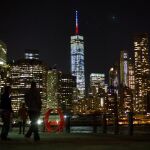 La aguja del One World Trade Center, el rascacielos más alto de EEUU, se iluminó hoy de azul, blanco y rojo.