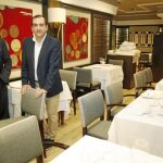 Los dueños del Rafa en el salón de su restaurante especializado en marisco. Foto: Javier Fernández-Largo