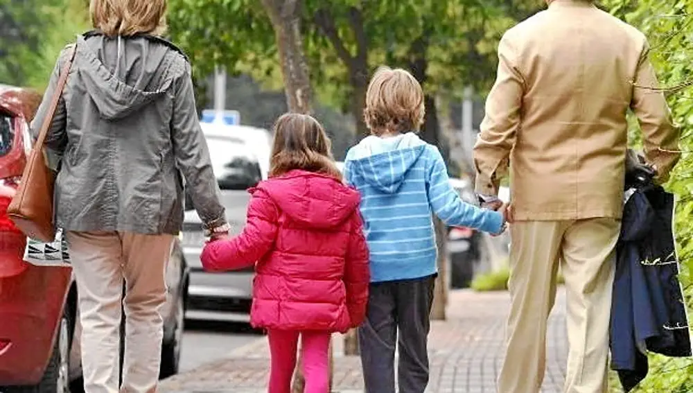 Imagen habitual de unos abuelos con sus nietos tras ir a buscarles al colegio