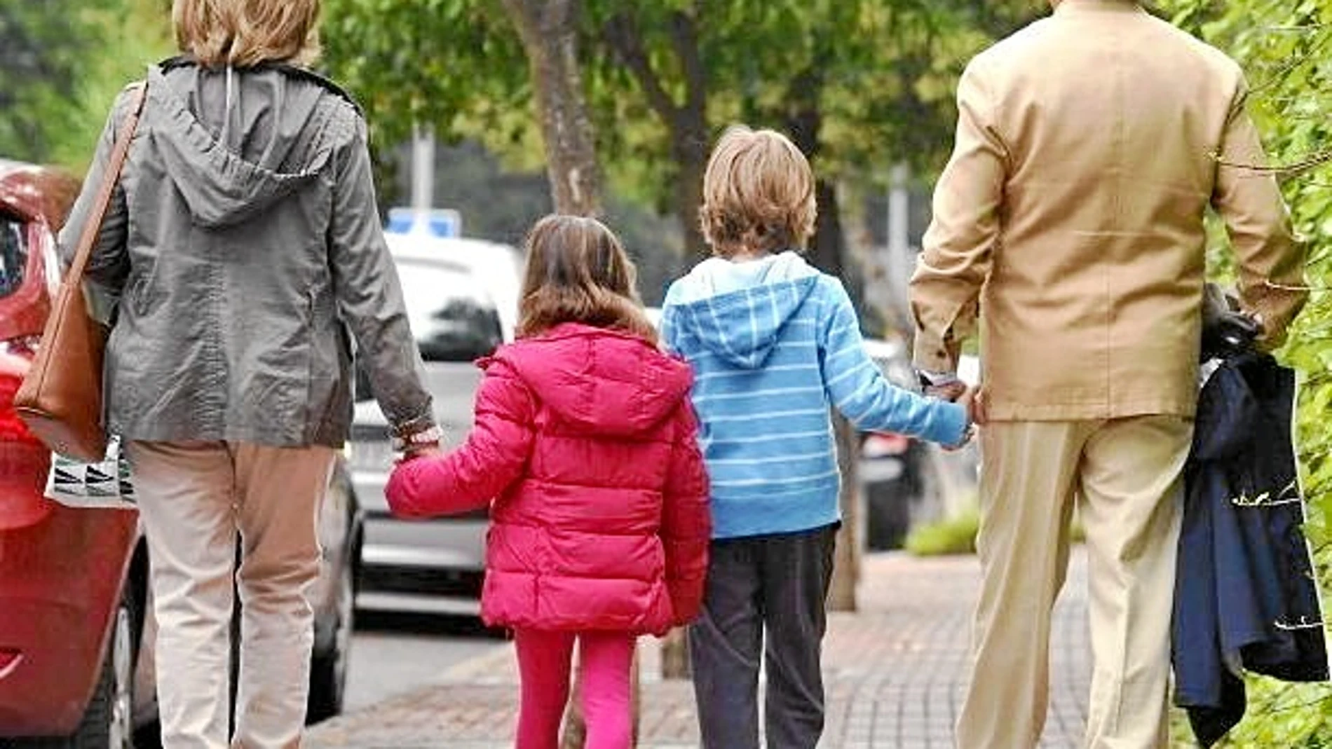 Imagen habitual de unos abuelos con sus nietos tras ir a buscarles al colegio