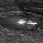 Cráter Occator de Ceres, donde se observan varios puntos brillantes y otro cráter interior de unos diez kilómetros de diámetro y medio kilómetro de profundidad