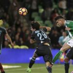 Sanabria cabecea para marcar el segundo gol ante la Real Sociedad