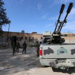 Miembros de las Fuerzas de Siria Democrática inspeccionan una prisión con las banderas del Estado Islámico en sus muros, en la ciudad de Al-Shadadi, provincia de Hasaka