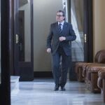 El presidente de la Generalitat en funciones, Artur Mas, abandona unos por unos minutos la reunión que mantiene con el resto de diputados del grupo de Junts pel Sí (JxSí) ante el último esfuerzo negociador con la CUP