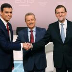 El presidente de la Academia de Televisión y moderador del debate, Manuel Campo Vidal (c), posa junto a Mariano Rajoy y Pedro Sánchez.