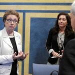 La consejera de Hacienda se dirige a un diputado del PP-A, ayer en el Parlamento andaluz