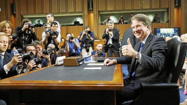 Brett Kavanaugh, candidato a la vacante en el Tribunal Supremo, ayer en el Senado. Abajo, la portada del nuevo libro de Bob Woodward sobre el presidente / Efe