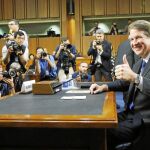 Brett Kavanaugh, candidato a la vacante en el Tribunal Supremo, ayer en el Senado. Abajo, la portada del nuevo libro de Bob Woodward sobre el presidente / Efe
