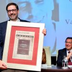 El periodista Valentín García, en presencia del presidente de la Fundación Cajasol Antonio Pulido / Foto: Manuel Olmedo